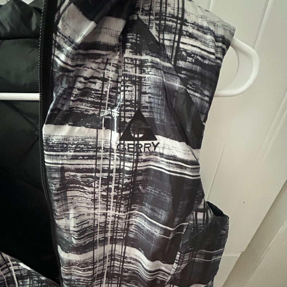 NWOT GERRY DOWN Black and Gray Hooded Puffer Vest, REVERSIBLE w/Pockets in & out - Picture 5 of 16